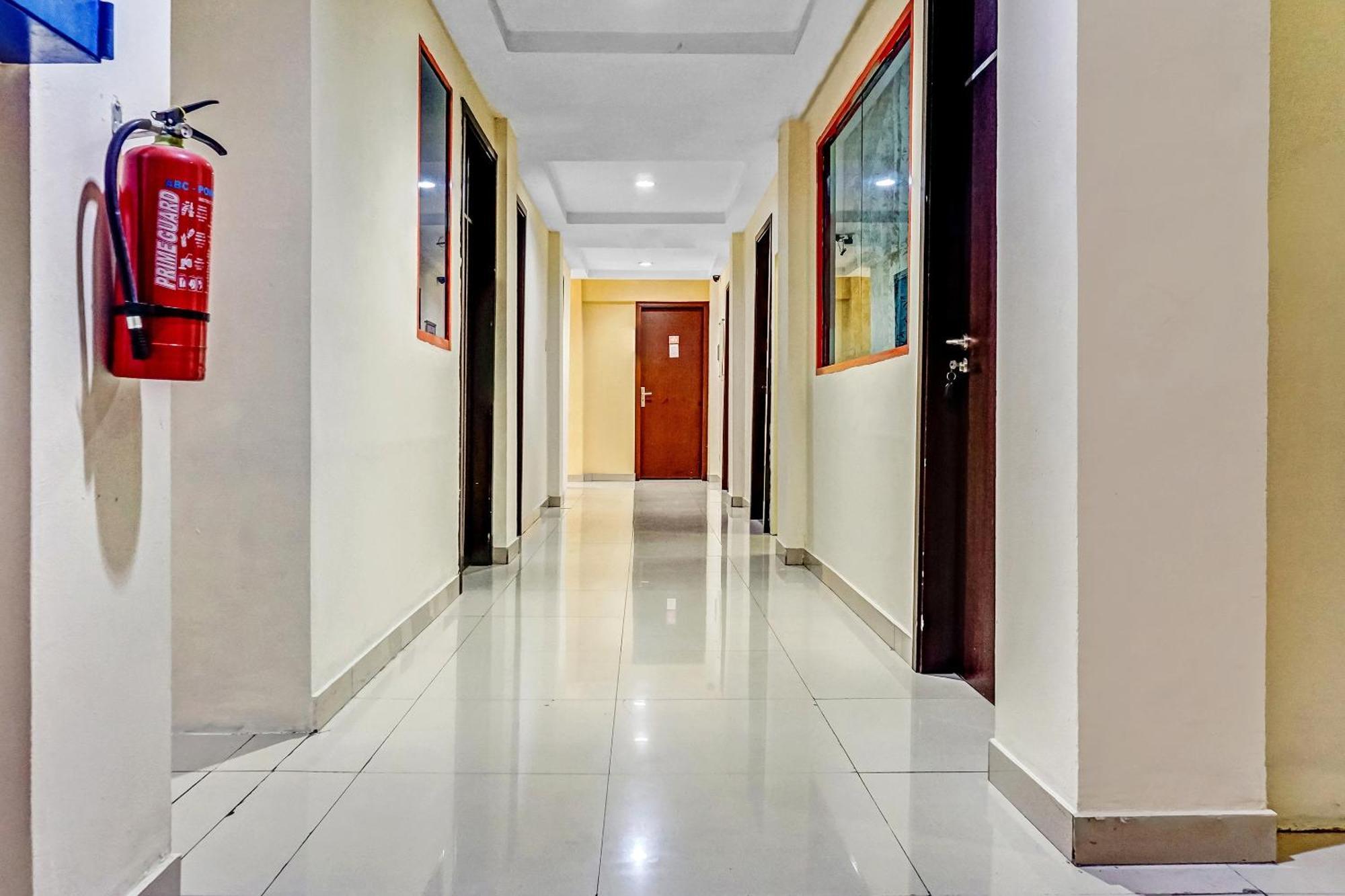 Super Oyo 90692 Point Hostel Jakarta Eksteriør billede
